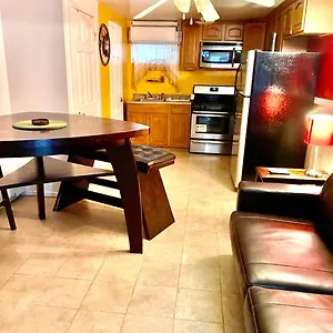 Large 3-bedrooms/2-bath Apt, One Block To Train Habitación en casa particular Nueva York